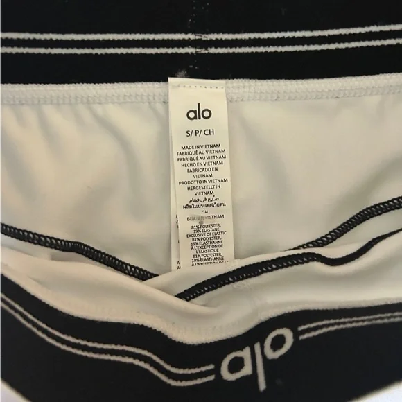 Alo Yoga Heart Throb Set in White - Picture 4 of 4